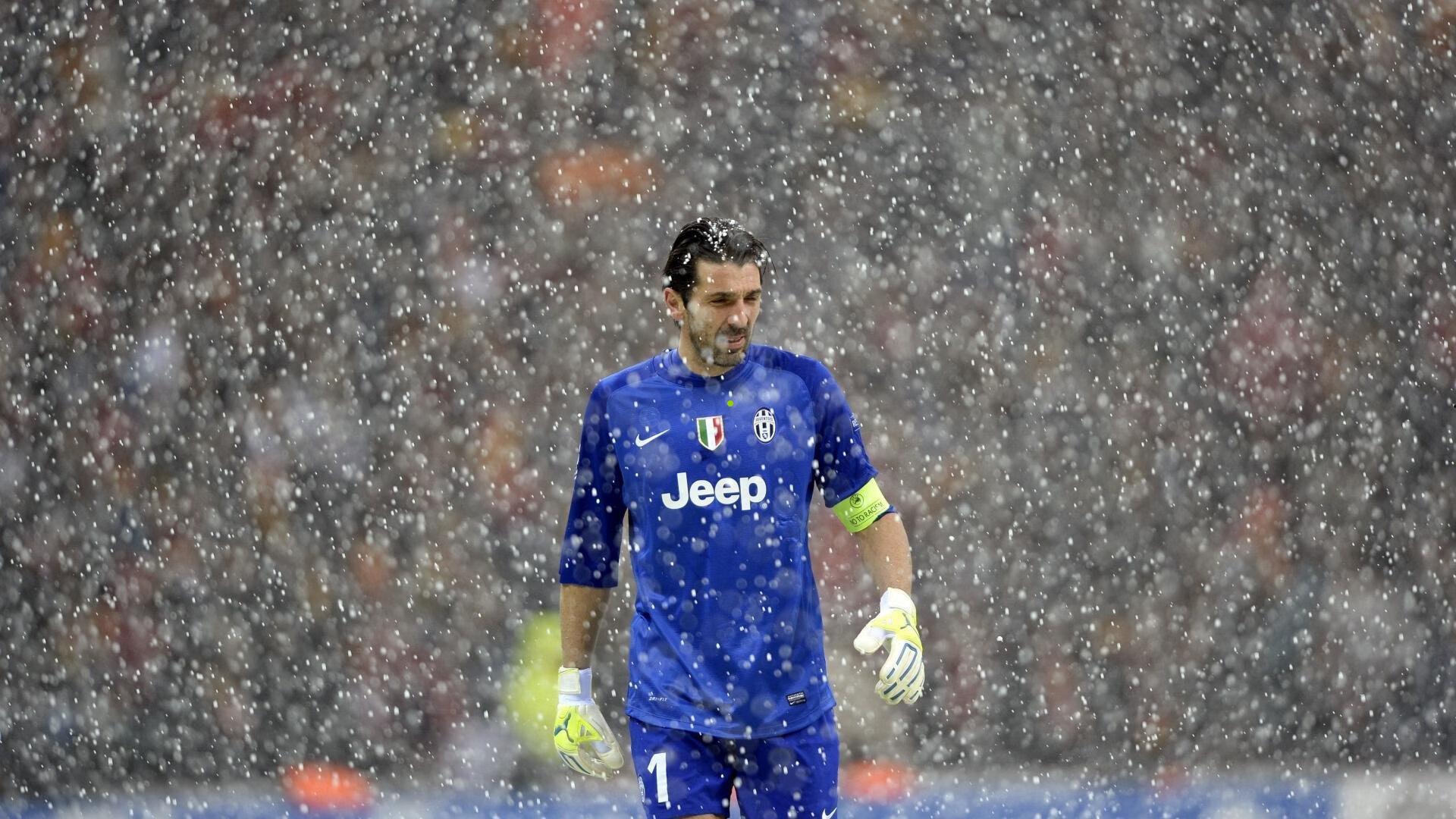 国足前瞻，尴尬主帅李霄鹏的奇迹征途，前人足迹难追随